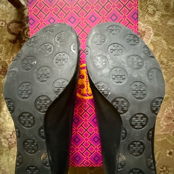 Tory Burch Black/Gold Amy Pump Mestico with Gold Emblem SZ 8 EUC - Picture 11 of 14